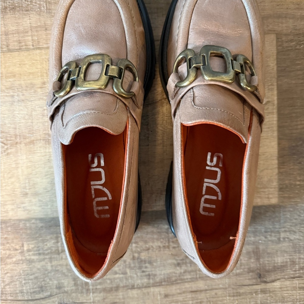 Elegant Tan Loafers with Gold Buckle - Picture 6 of 8